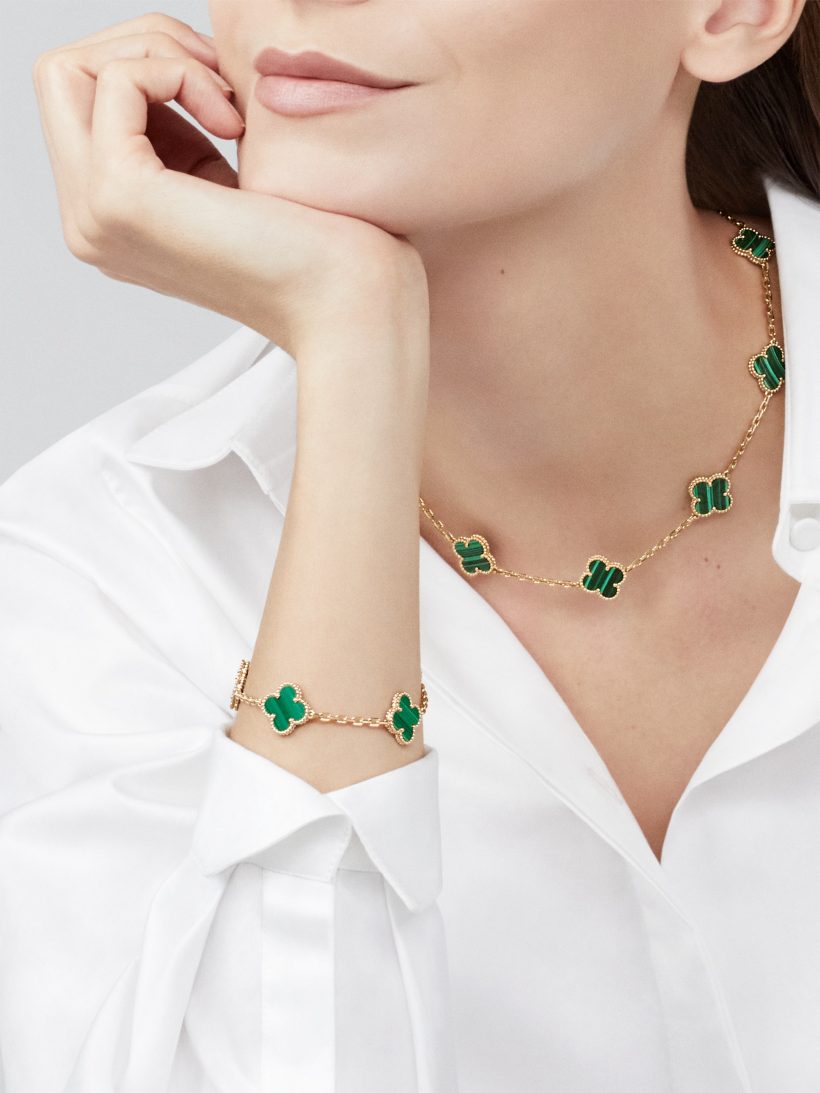 10 MOTIF LAVISH CLOVER NECKLACE - GREEN