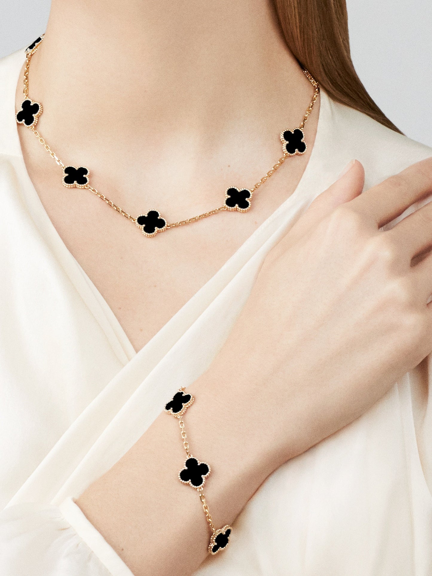 10 MOTIF LAVISH CLOVER NECKLACE - BLACK